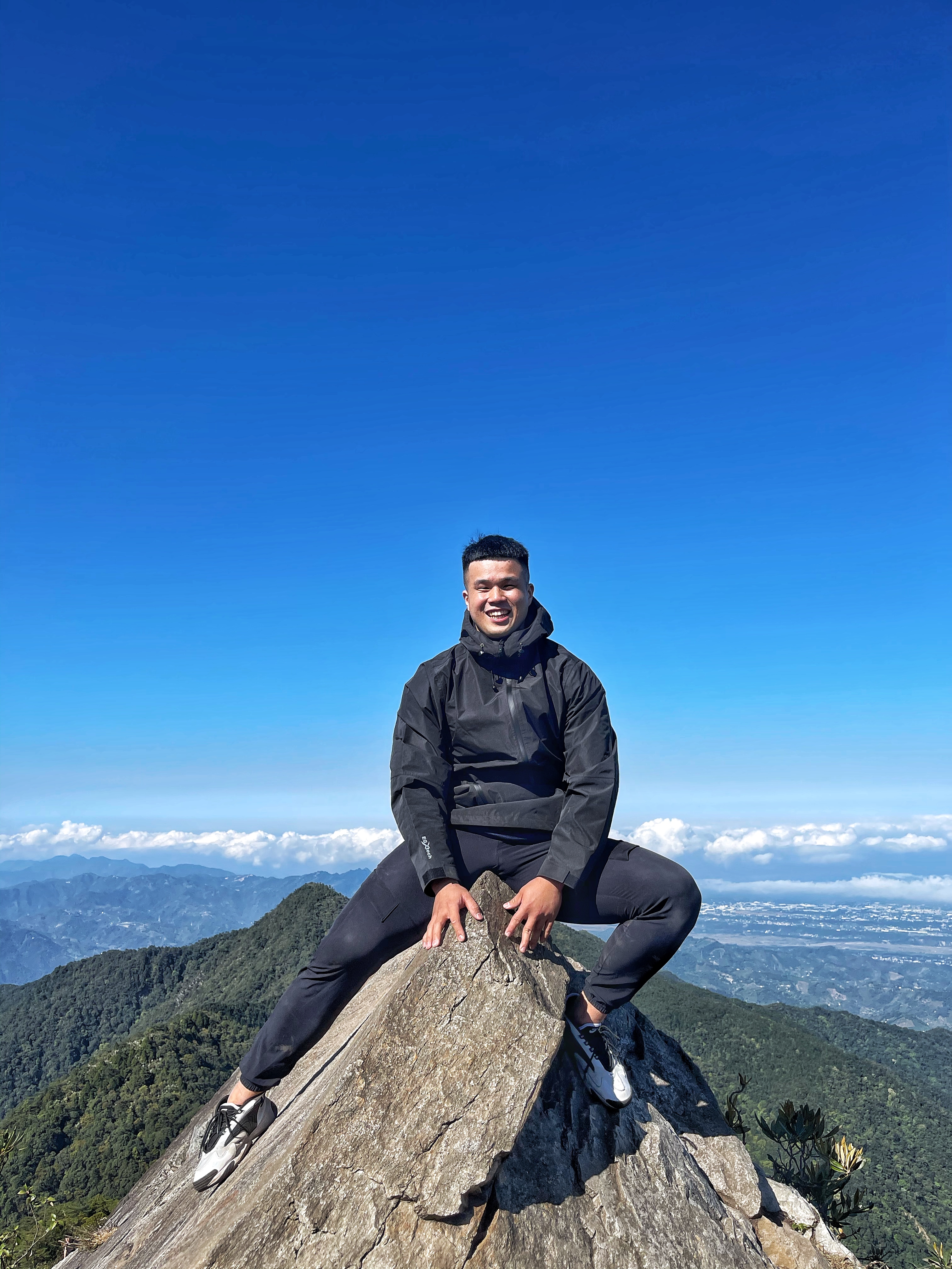 鳶嘴山大約1小時候就攻頂，山頂的風景非常美麗，也很好拍照，不過大家拍美照之餘，一定要注意安全，畢竟旁邊依舊就是懸崖。