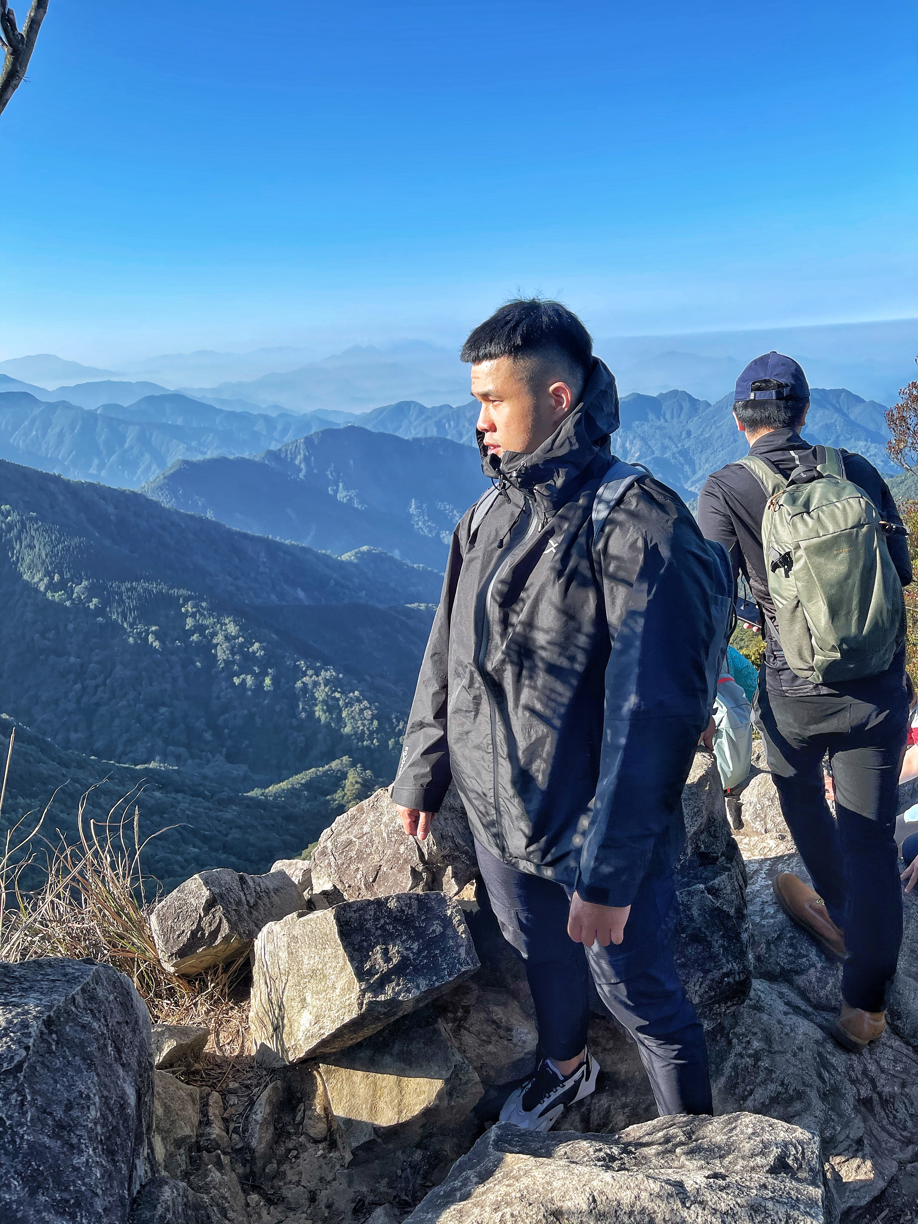 由稜線、峭壁、繩索所組成的鳶嘴山路線，看上去非常陡峭，但大多數地點都有繩索可以輔助，只要小心慢慢走，還是很安全的。